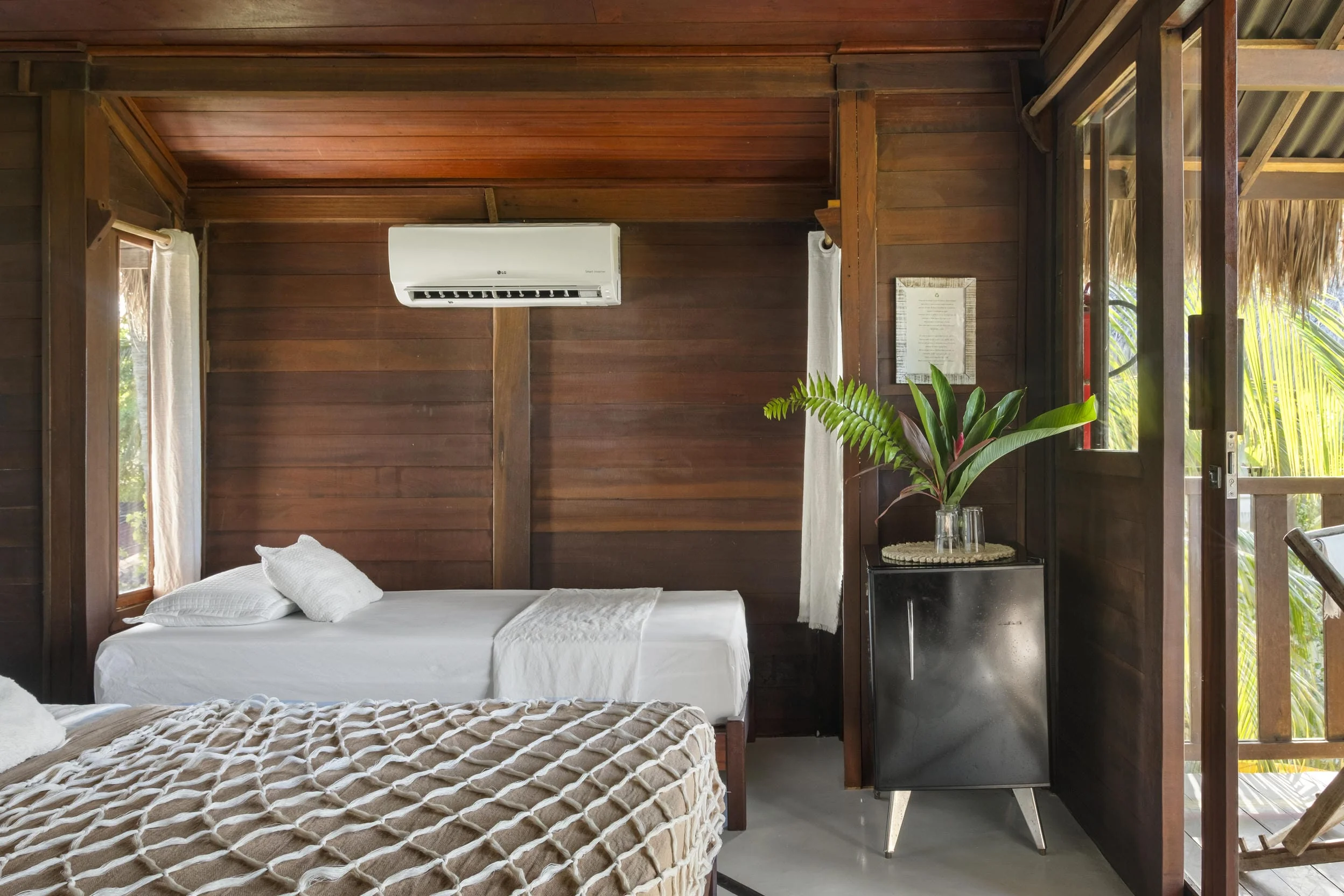 bangalo-superior-com-visao-das-camas-frigoba-e-ar-condicionado